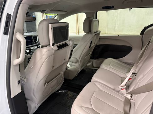 Used 2019 Chrysler Pacifica Touring-L Plus w/ Advanced Safetytec Group image 21