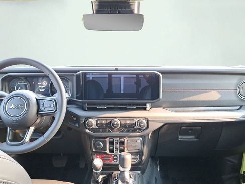 Used 2024 Jeep Gladiator Rubicon AWD/4WD image 17