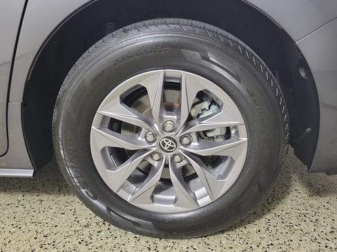 Used 2025 Toyota Sienna XLE FWD image 8
