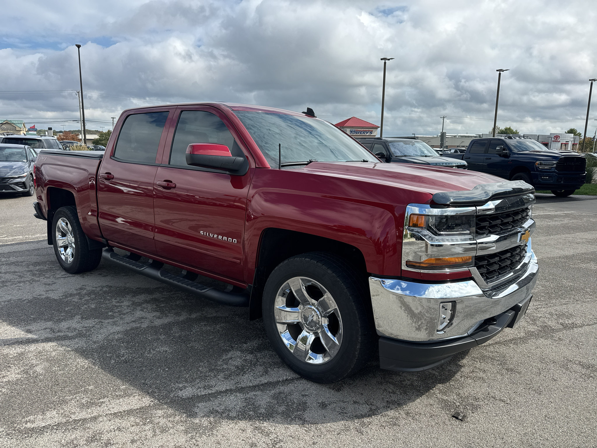 Used 2018 Chevrolet Silverado 1500 LT w/ LT Eassist Package AWD/4WD image 1