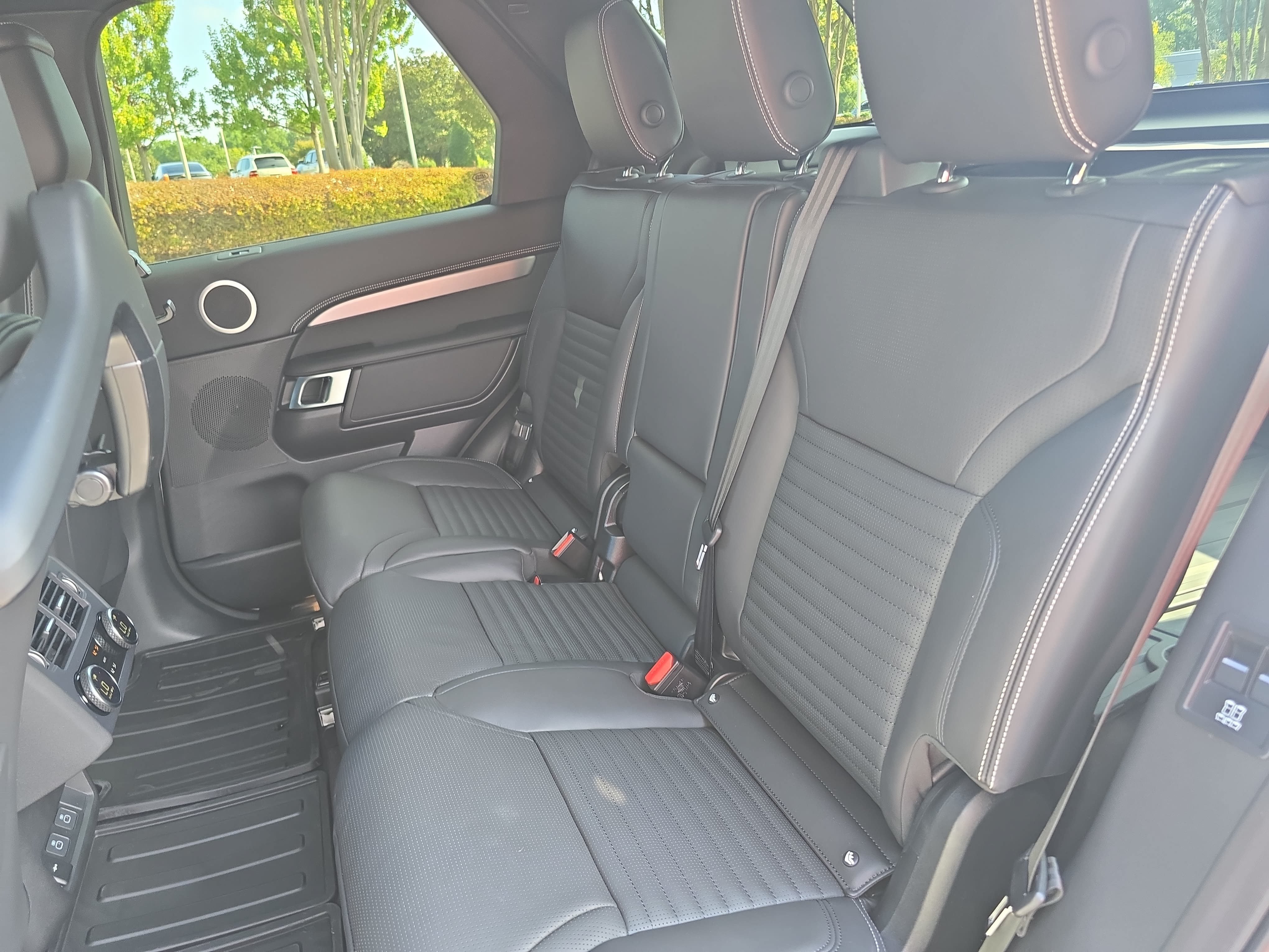New 2026 Land Rover Discovery Limited Edition AWD/4WD image 14