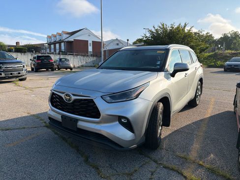 Used 2021 Toyota Highlander XLE AWD/4WD image 10