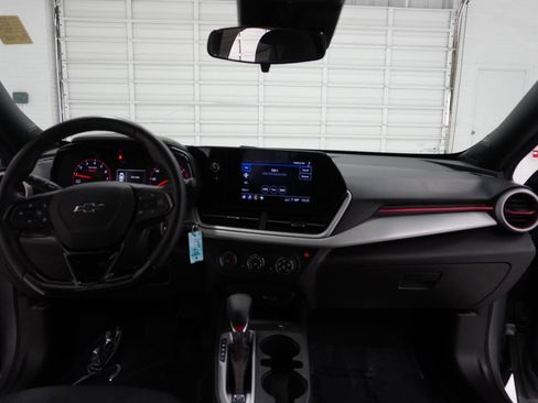 Used 2025 Chevrolet Trax RS w/ Sunroof Package FWD image 35