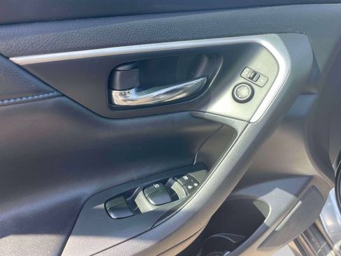Used 2018 Nissan Altima 2.5 SR w/ Interior Lighting Package FWD image 16