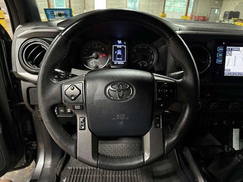 Used 2018 Toyota Tacoma TRD Sport w/ Exterior Package AWD/4WD image 18