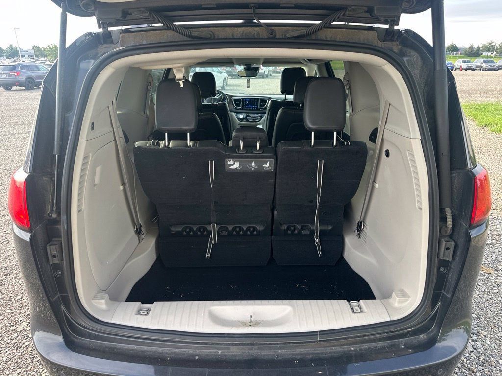 Used 2017 Chrysler Pacifica Touring-L Plus w/ Advanced Safetytec Group FWD image 8