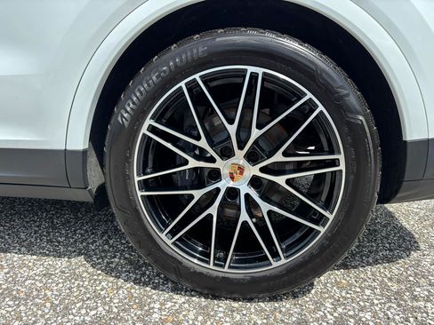 Used 2025 Porsche Cayenne w/ Premium Package Plus AWD/4WD image 35