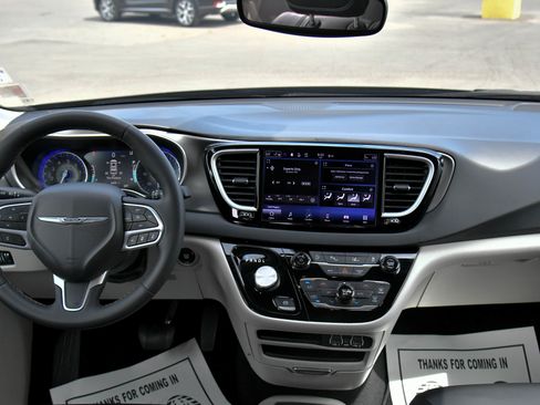 Used 2023 Chrysler Pacifica Touring-L FWD image 39