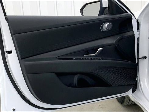 Used 2025 Hyundai Elantra Hybrid FWD image 10