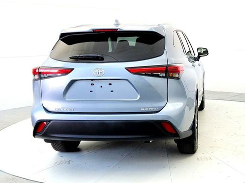 Used 2022 Toyota Highlander XLE AWD/4WD image 5