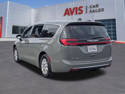 Used 2025 Chrysler Pacifica Select image 9