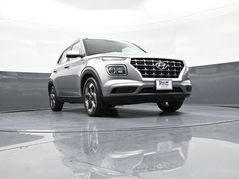 Certified 2024 Hyundai Venue SEL FWD image 28