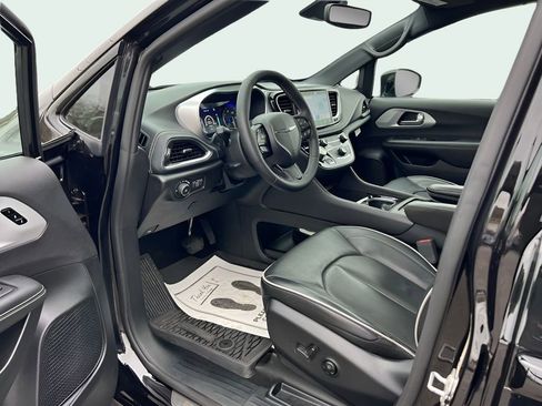 Used 2025 Chrysler Pacifica Limited image 7