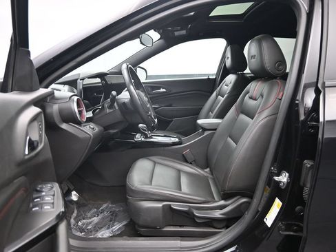Used 2025 Chevrolet Trax RS w/ Sunroof Package FWD image 23