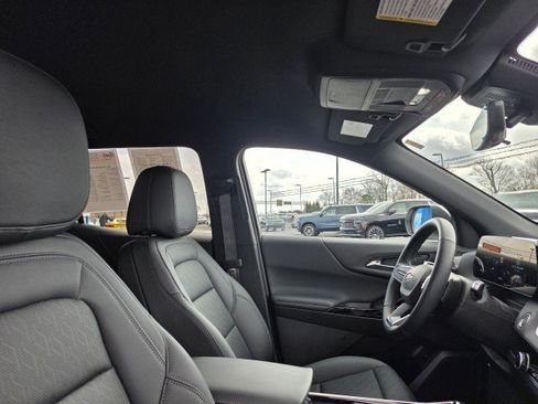 Used 2025 Chevrolet Equinox LT w/ Convenience Package II image 19