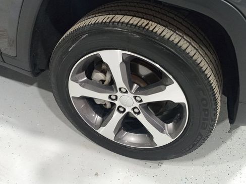 Used 2023 Jeep Grand Cherokee Limited w/ Luxury Tech Group II image 3