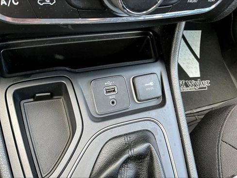 Used 2019 Jeep Cherokee Latitude w/ Popular Appearance Group FWD image 16