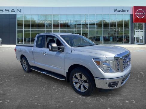 Used 2018 Nissan Titan SV w/ SV Convenience Package image 4
