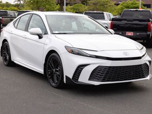 Used 2026 Toyota Camry SE image 3