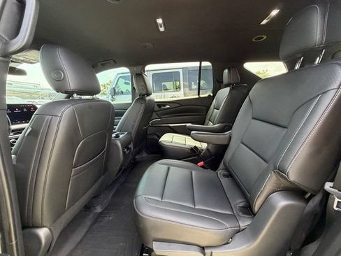 Used 2025 Chevrolet Traverse LT FWD image 12