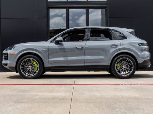Certified 2024 Porsche Cayenne AWD/4WD image 2