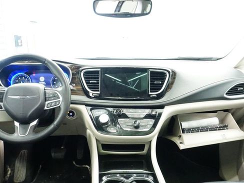 Used 2023 Chrysler Pacifica Limited image 18