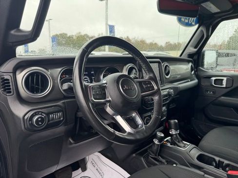 Used 2022 Jeep Gladiator Overland w/ Cold Weather Group image 15