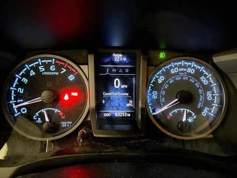 Used 2022 Toyota Tacoma TRD Off-Road image 19