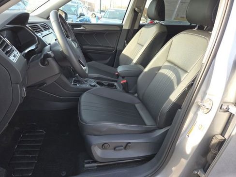 Used 2022 Volkswagen Tiguan SE image 9