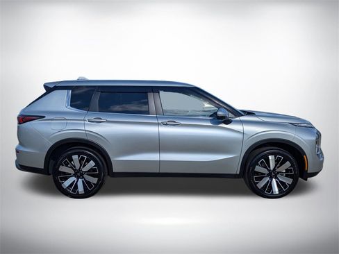 New 2025 Mitsubishi Outlander SE image 2