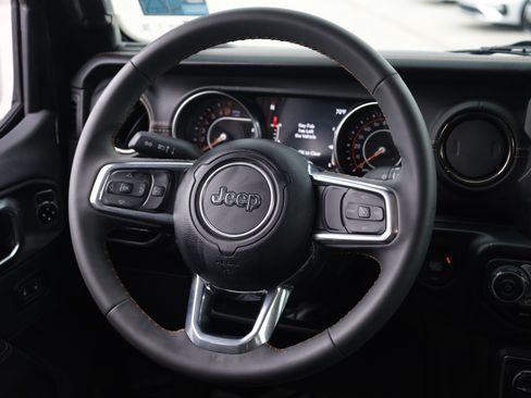 Used 2023 Jeep Gladiator Overland AWD/4WD image 7