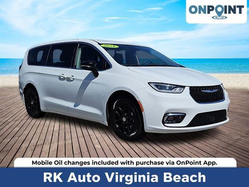 Used 2024 Chrysler Pacifica Touring-L FWD image 1