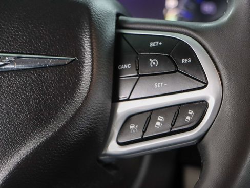 Used 2023 Chrysler Pacifica Touring-L image 14