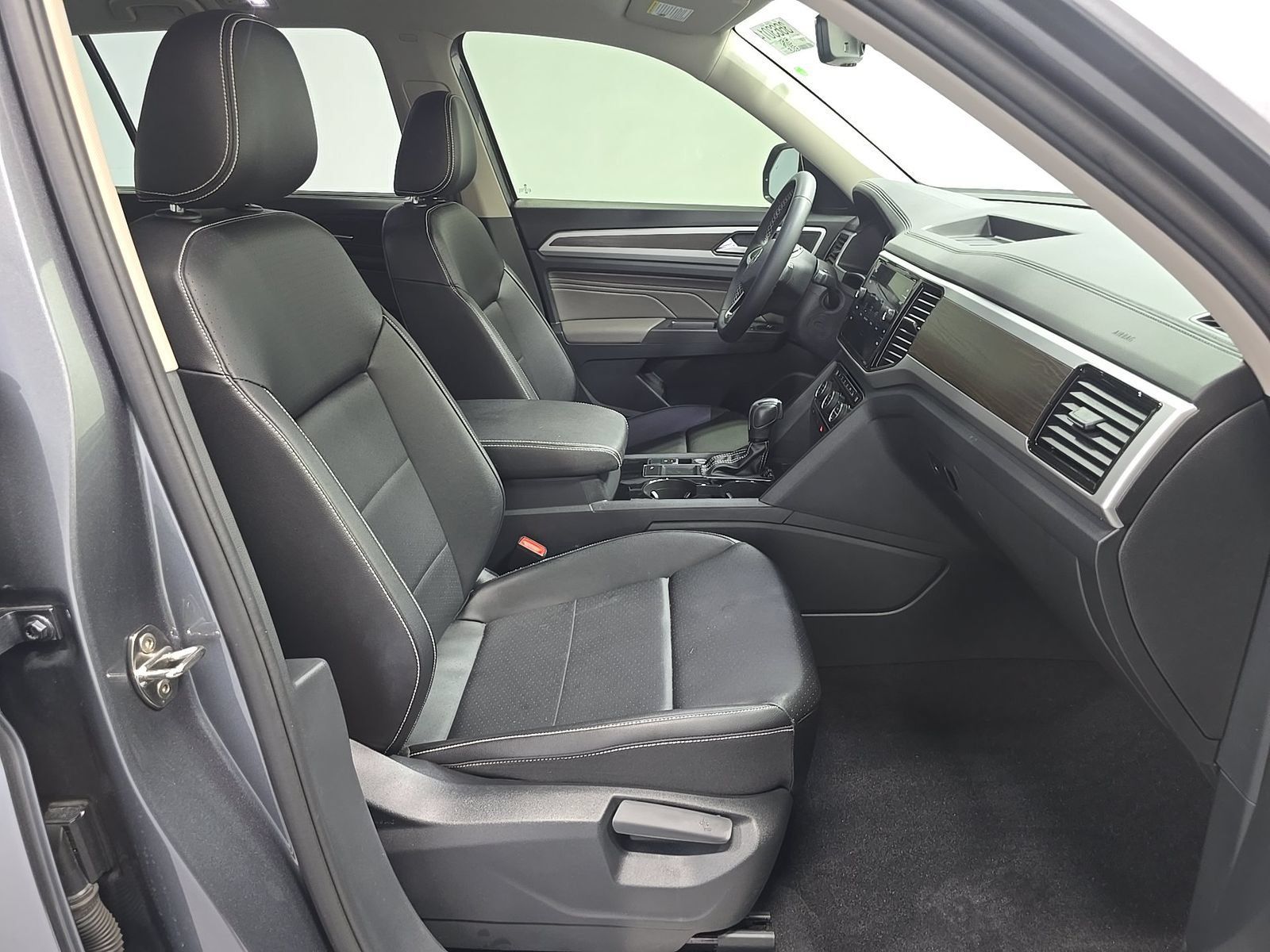 Used 2023 Volkswagen Atlas SE w/ Panoramic Sunroof Package FWD image 5