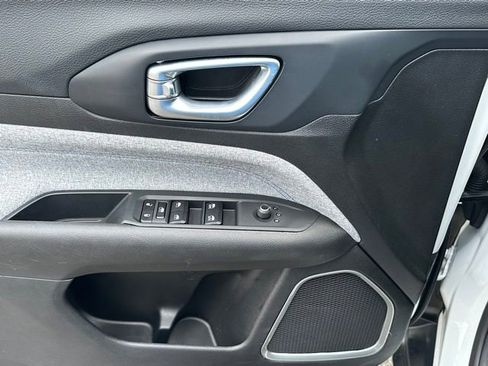 Used 2025 Jeep Compass Latitude image 23