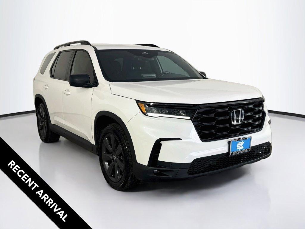 Used 2025 Honda Pilot Sport image 1