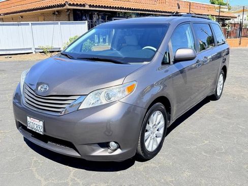 Used 2014 Toyota Sienna XLE AWD/4WD image 3