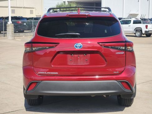 Used 2021 Toyota Highlander XLE image 6