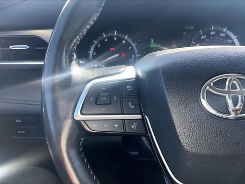 Used 2020 Toyota Highlander XLE image 24