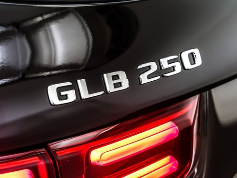 Certified 2025 Mercedes-Benz GLB 250 image 11