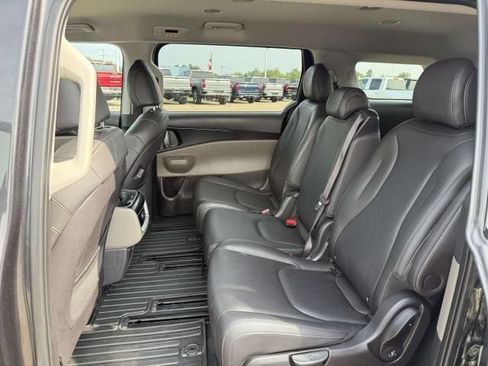 Used 2026 Kia Carnival FWD image 13