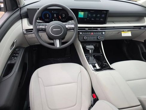 Certified 2025 Hyundai Tucson SE image 3