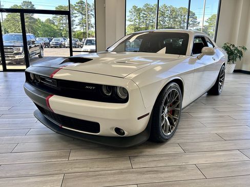 Used 2016 Dodge Challenger SRT RWD image 3