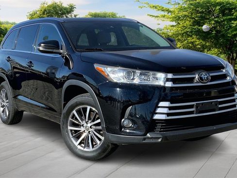 Used 2017 Toyota Highlander XLE image 3