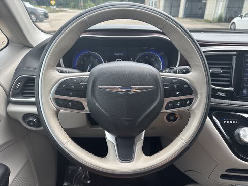 Used 2019 Chrysler Pacifica Limited w/ Advanced Safetytec Group FWD image 28