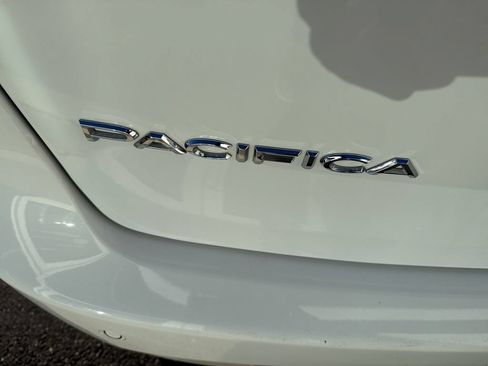 Used 2024 Chrysler Pacifica Touring-L FWD image 24