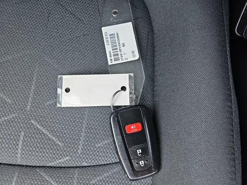Used 2025 Toyota RAV4 XLE FWD image 21