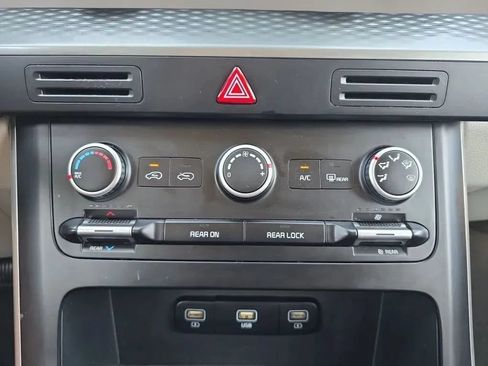 Used 2023 Kia Carnival LX w/ Paint Protection Package FWD image 28