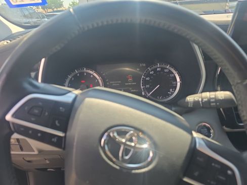 Used 2023 Toyota Highlander XLE FWD image 10