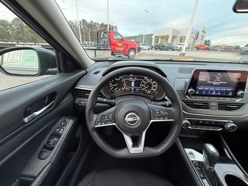 Used 2024 Nissan Altima 2.5 SV image 14